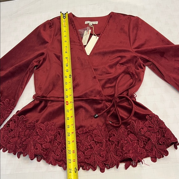 ANTHROPOLOGIE MOON RIVER BURGUNDY RED LACE TRIMMED VELVET WRAP  KIMONO SMALL - Picture 14 of 16
